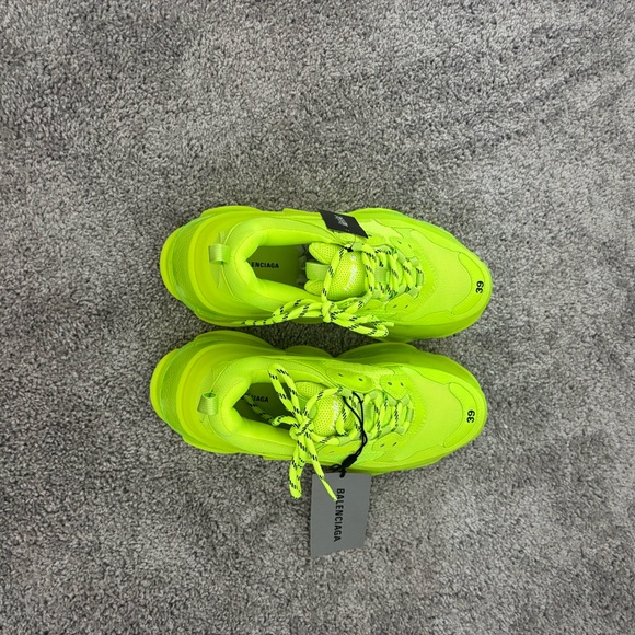 Balenciaga Green Sneakers Eye-Catching Design - Picture 1 of 8
